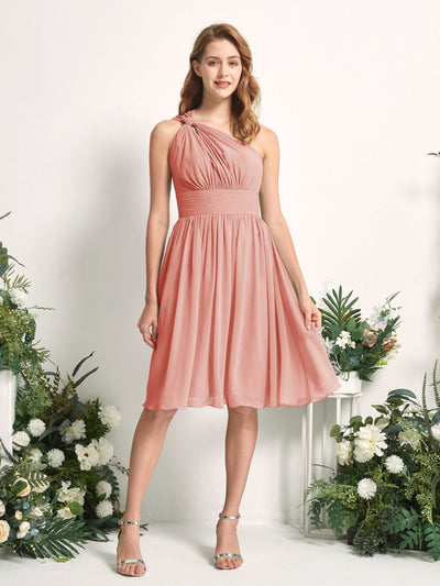 Carlyna Vestido Línea A un hombro hasta la rodilla fruncido de gasa dama de honor Rosa Champán #color_rosa-champ-n