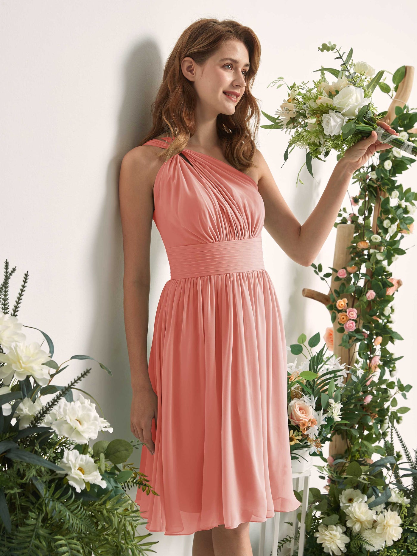 Carlyna Vestido Línea A un hombro hasta la rodilla fruncido de gasa dama de honor Rosa Champán #color_rosa-champ-n