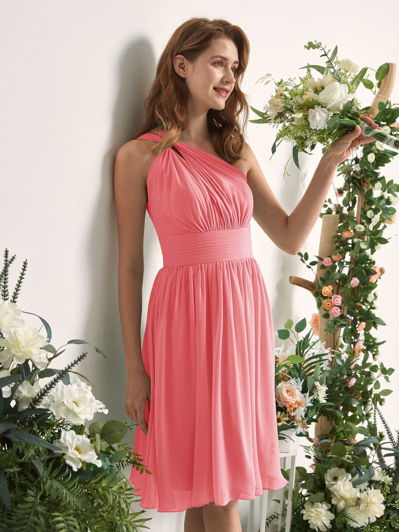 Carlyna Vestido Línea A un hombro hasta la rodilla fruncido de gasa dama de honor Rosa Coral #color_rosa-coral