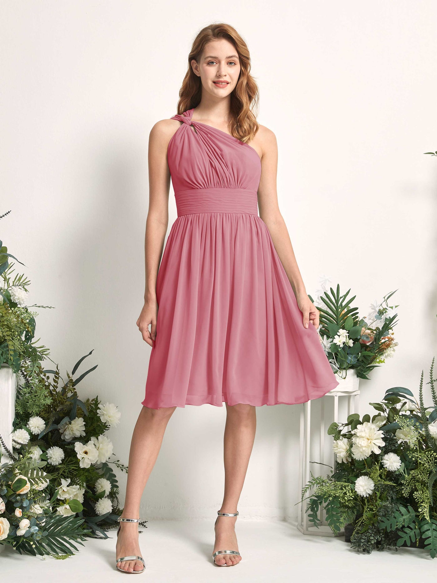 Carlyna Vestido Línea A un hombro hasta la rodilla fruncido de gasa dama de honor Rosa Del Desierto #color_rosa-del-desierto