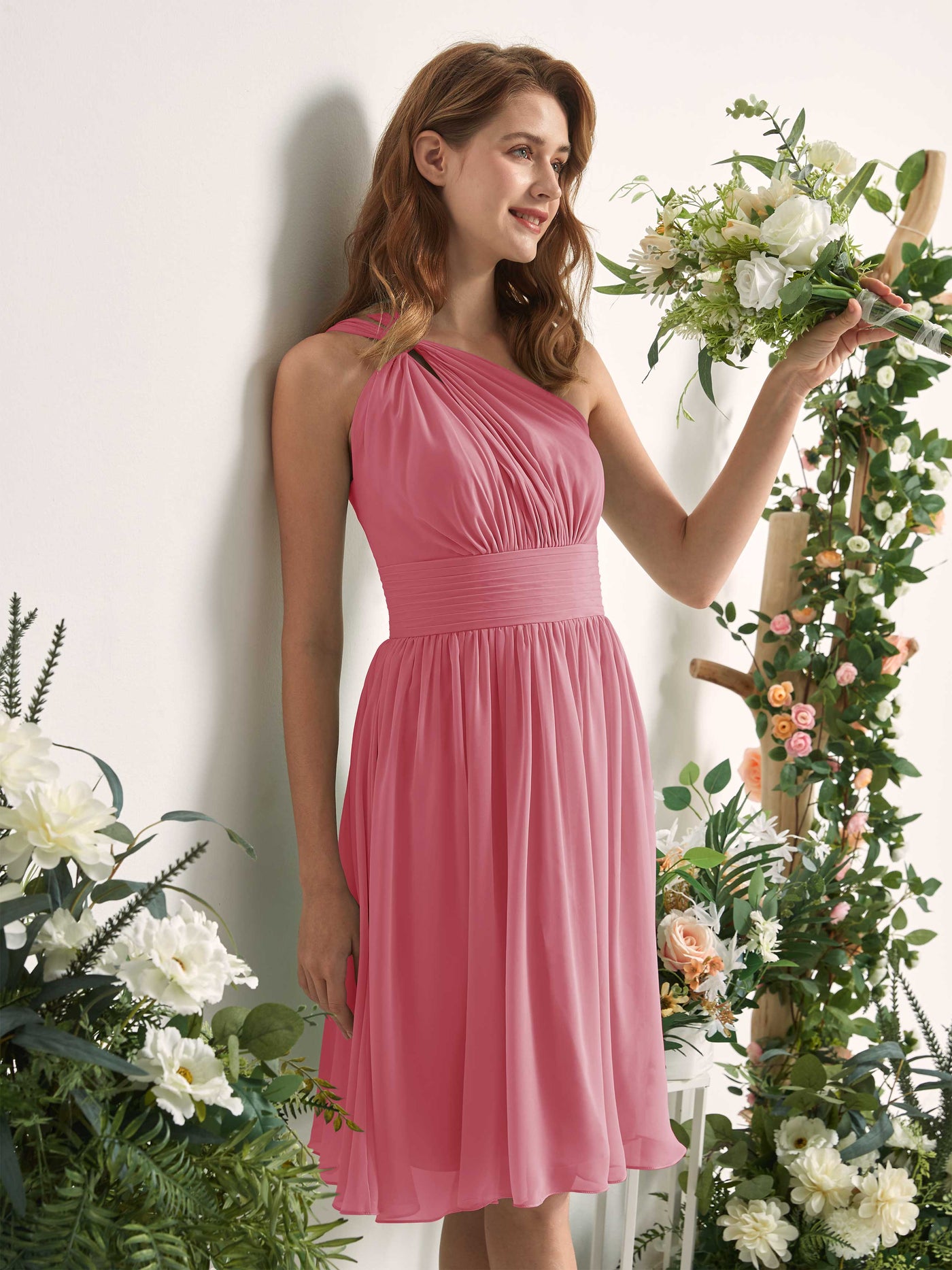 Carlyna Vestido Línea A un hombro hasta la rodilla fruncido de gasa dama de honor Rosa Del Desierto #color_rosa-del-desierto