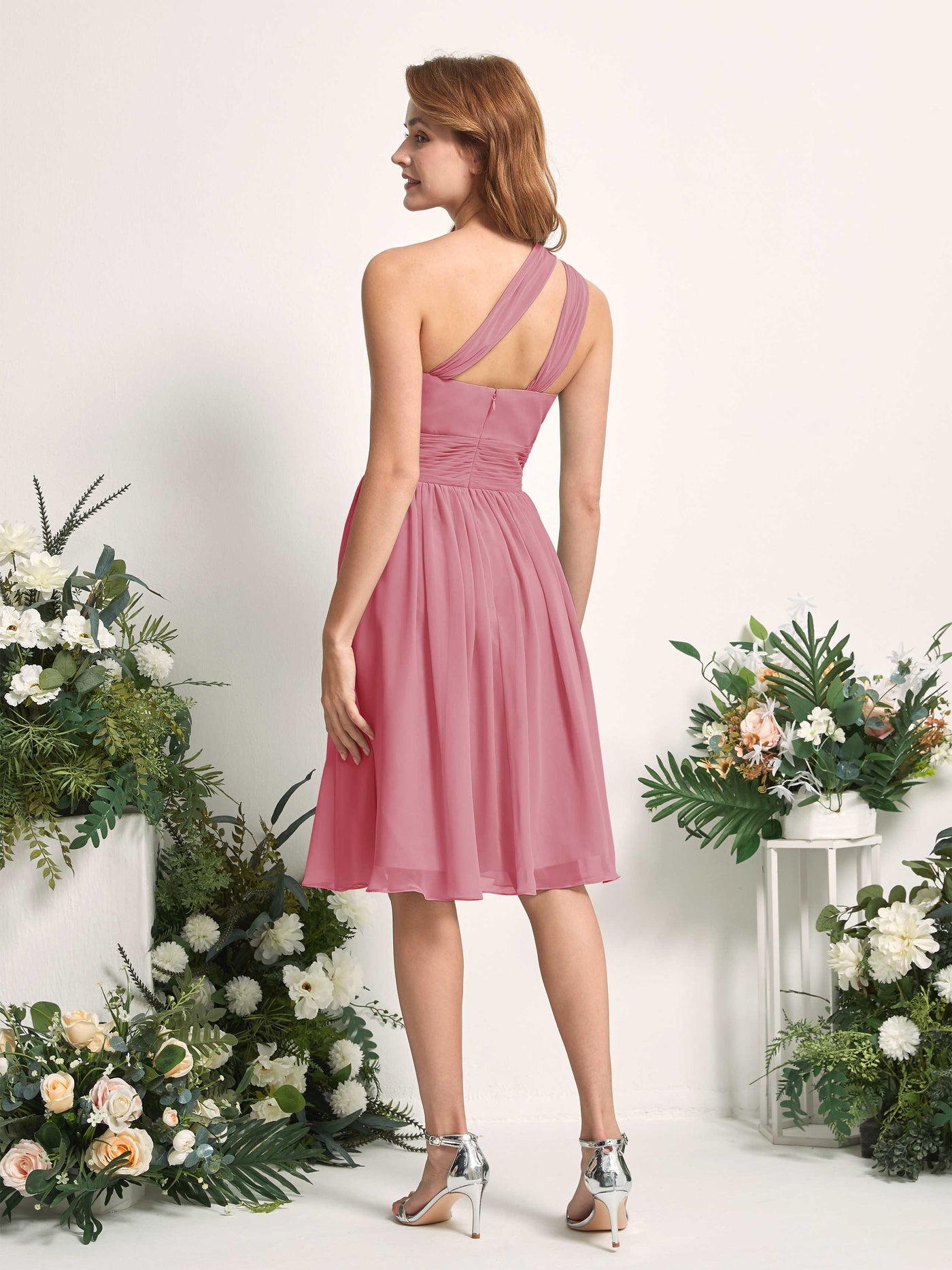 Carlyna Vestido Línea A un hombro hasta la rodilla fruncido de gasa dama de honor Rosa Del Desierto #color_rosa-del-desierto