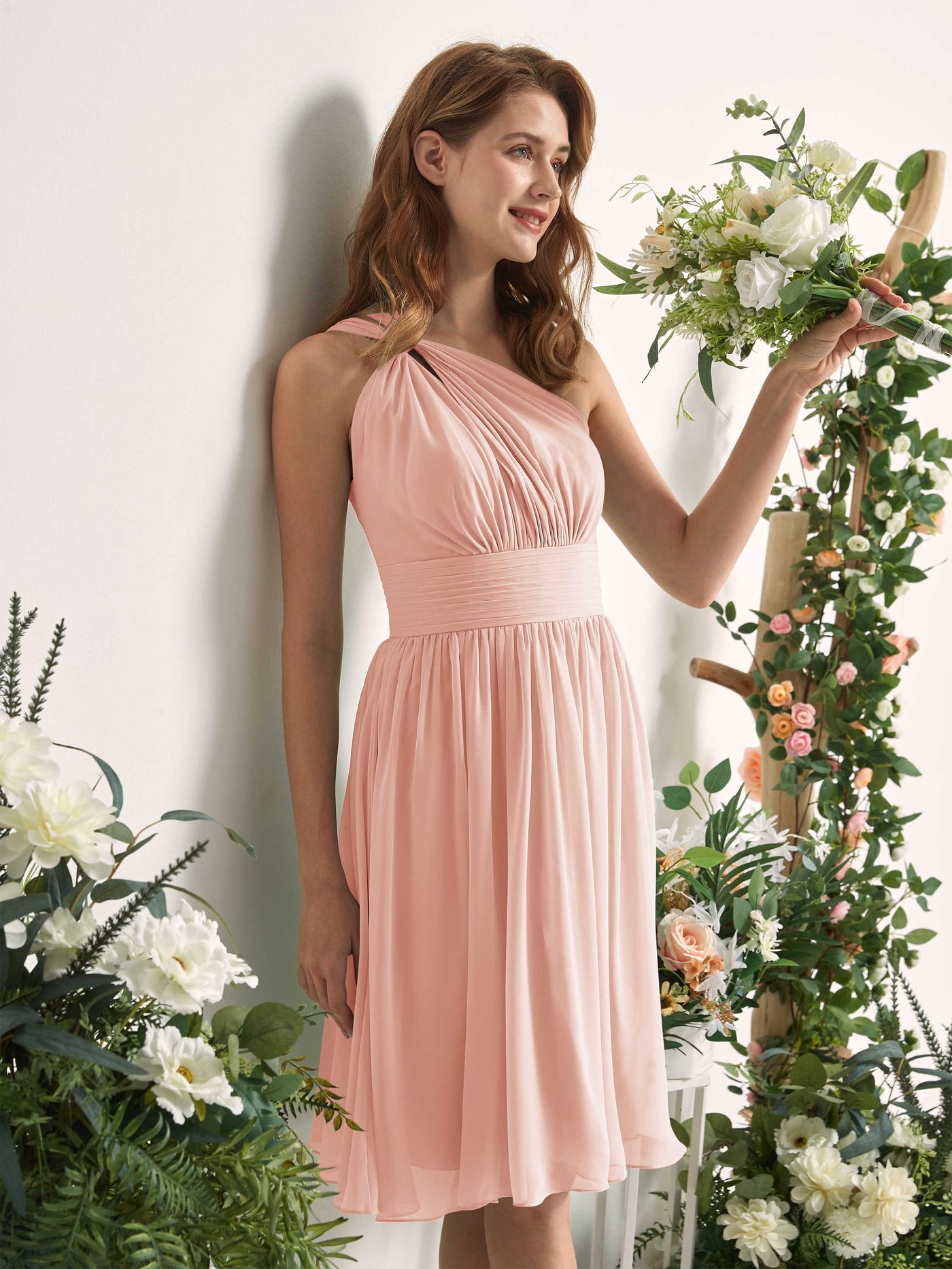 Carlyna Vestido Línea A un hombro hasta la rodilla fruncido de gasa dama de honor Rosa Perla #color_rosa-perla