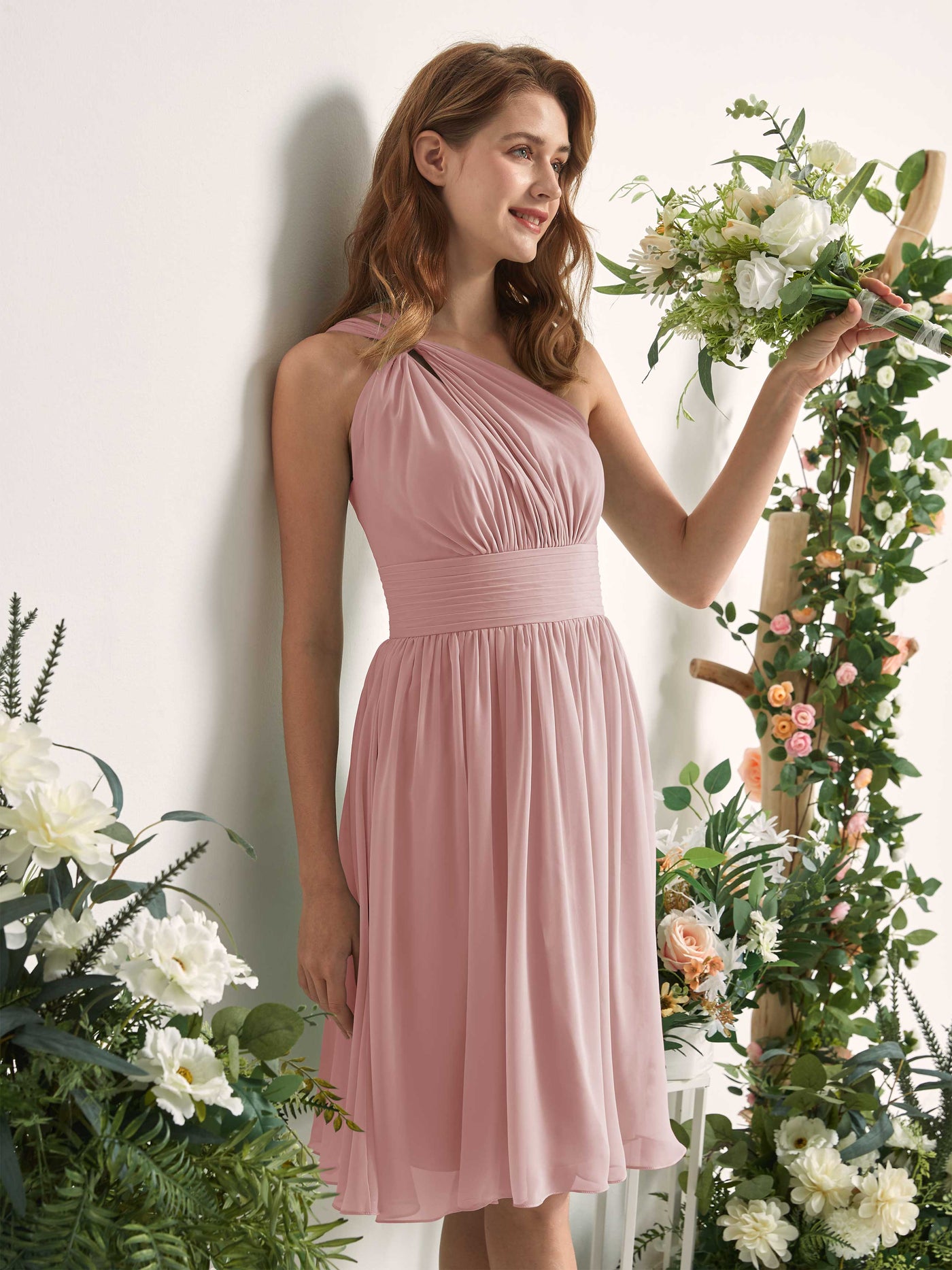 Carlyna Vestido Línea A un hombro hasta la rodilla fruncido de gasa dama de honor Rosa Polvorienta #color_rosa-polvorienta