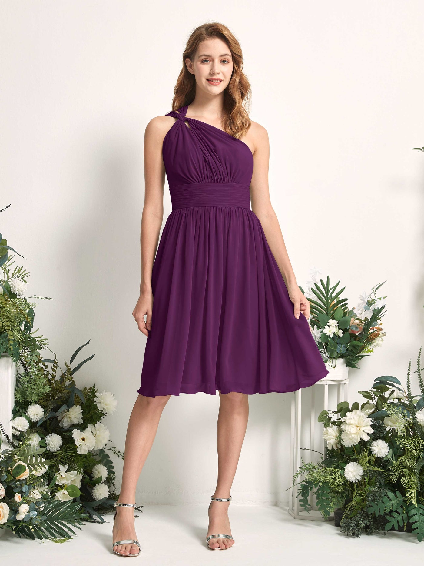 Carlyna Vestido Línea A un hombro hasta la rodilla fruncido de gasa dama de honor Uva #color_uva