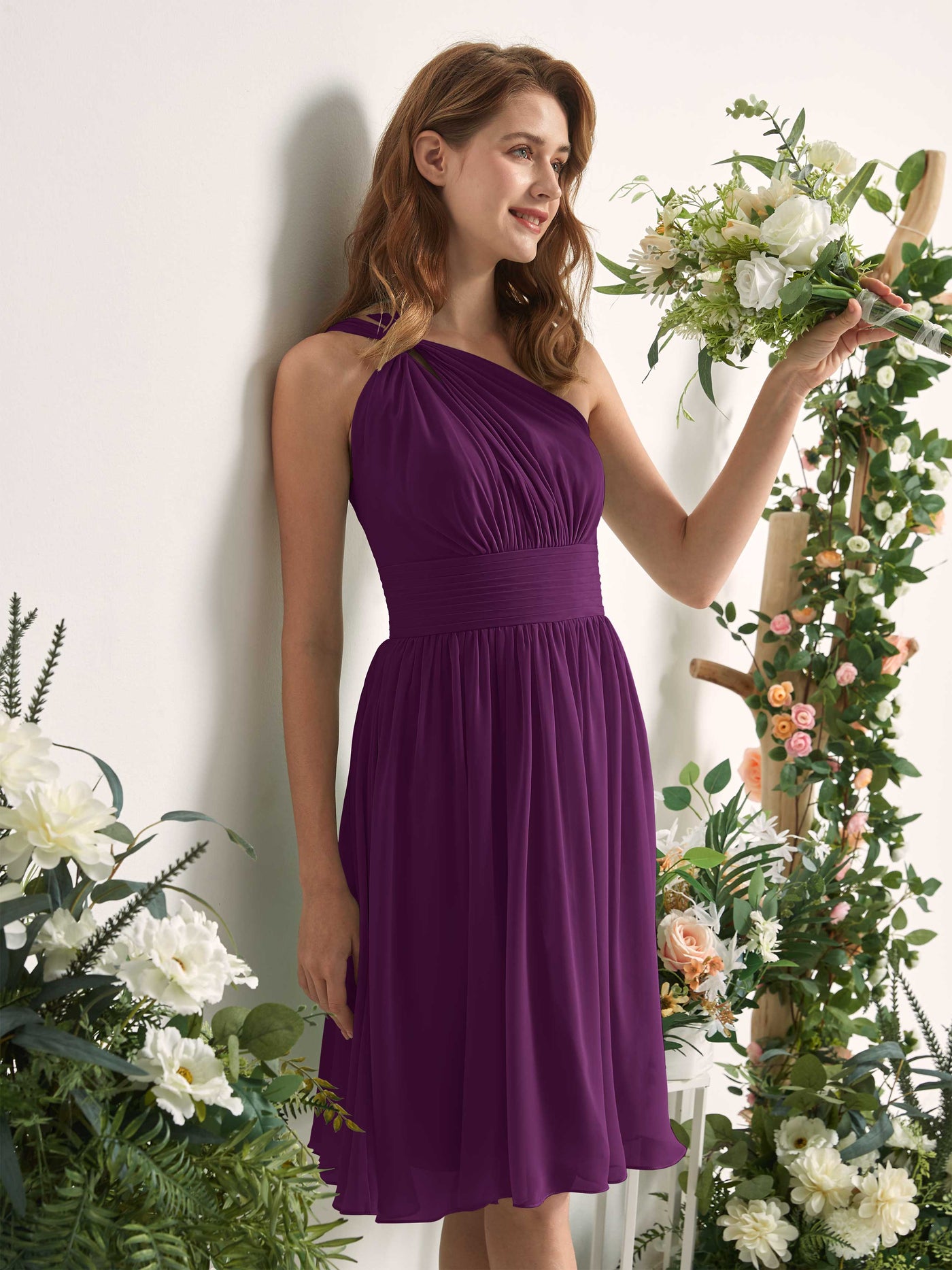 Carlyna Vestido Línea A un hombro hasta la rodilla fruncido de gasa dama de honor Uva #color_uva