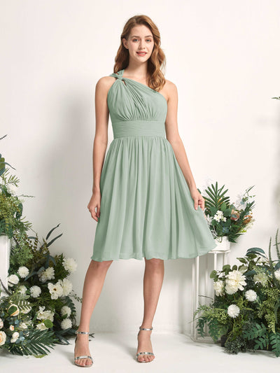 Carlyna Vestido Línea A un hombro hasta la rodilla fruncido de gasa dama de honor Verde Salvia #color_verde-salvia
