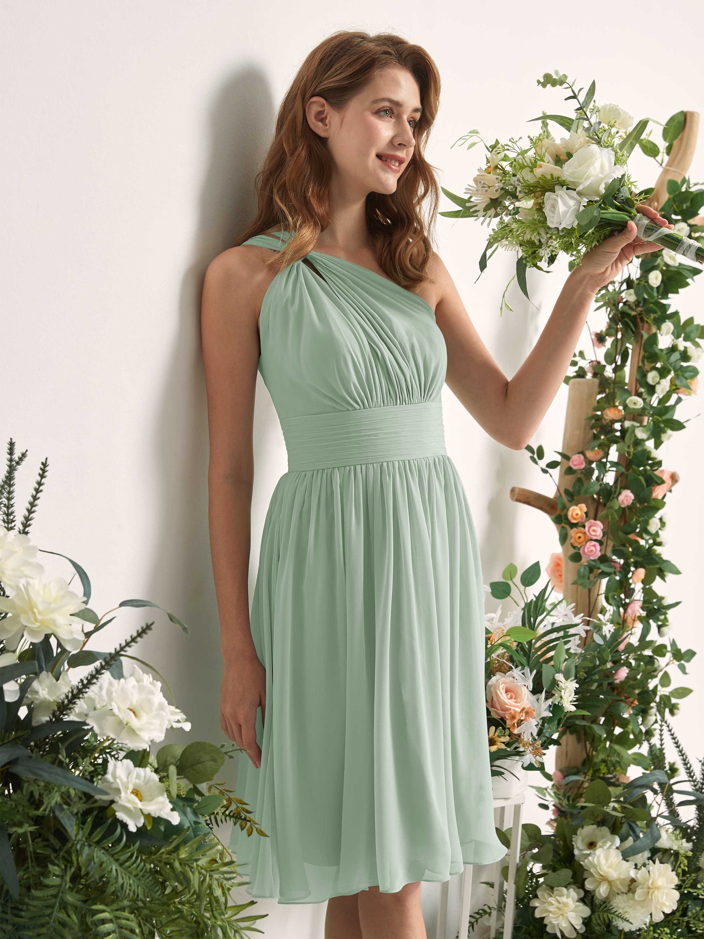 Carlyna Vestido Línea A un hombro hasta la rodilla fruncido de gasa dama de honor Verde Salvia #color_verde-salvia