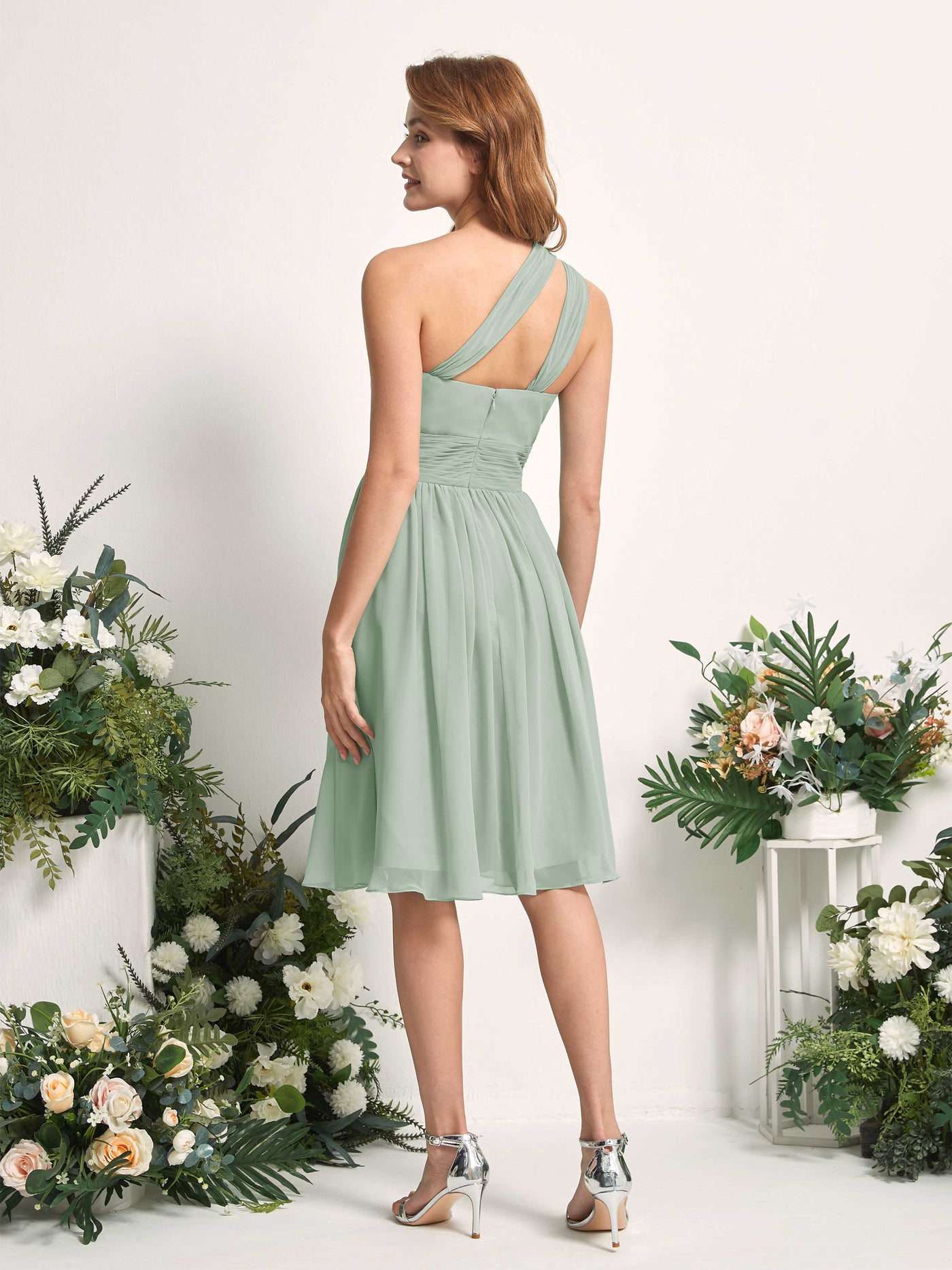 Carlyna Vestido Línea A un hombro hasta la rodilla fruncido de gasa dama de honor Verde Salvia #color_verde-salvia