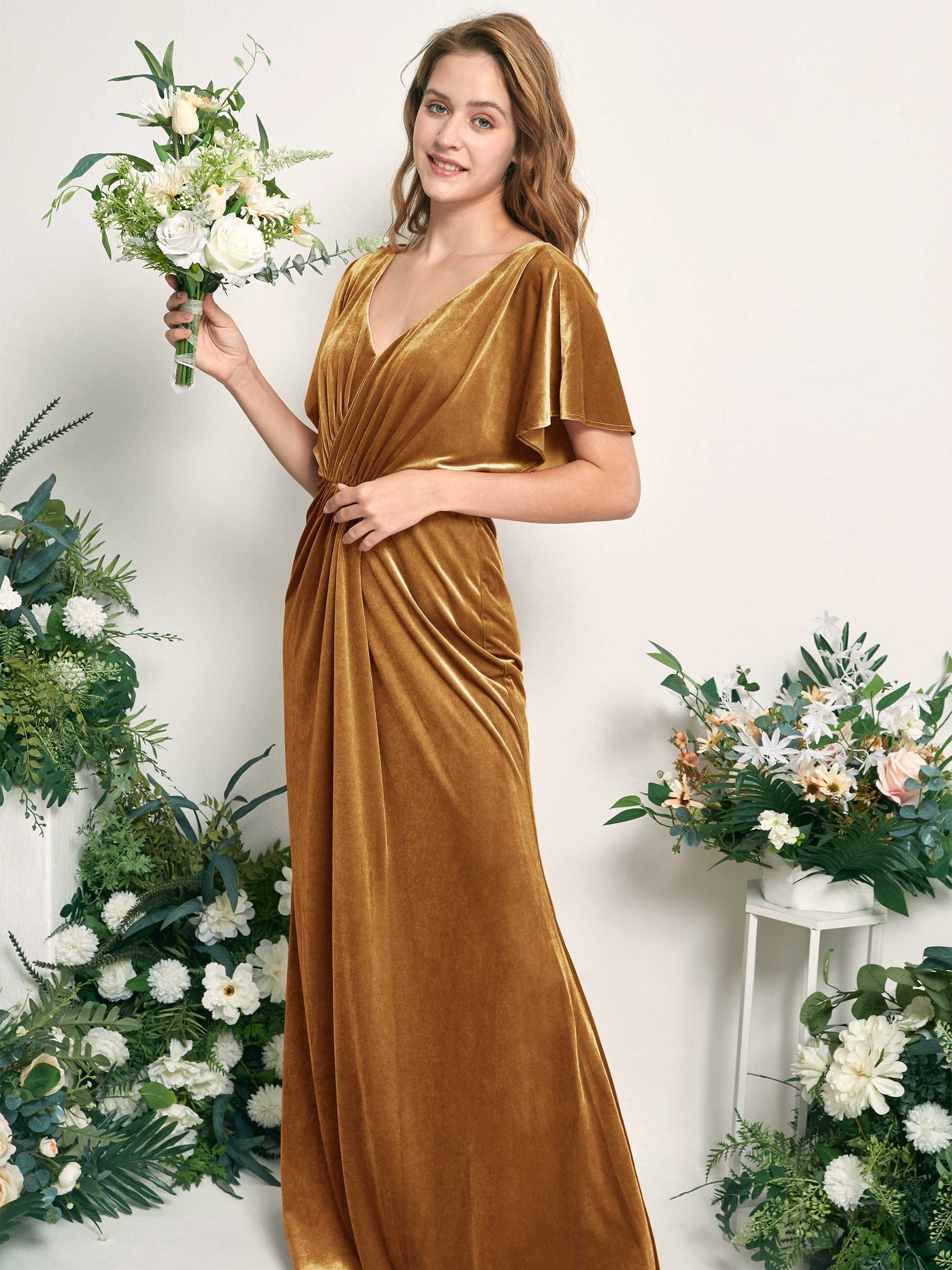 Carlyna Vestido sirena escote en V fruncido manga con vuelo terciopelo hasta el suelo Oro Bruñido #color_oro-bru-ido