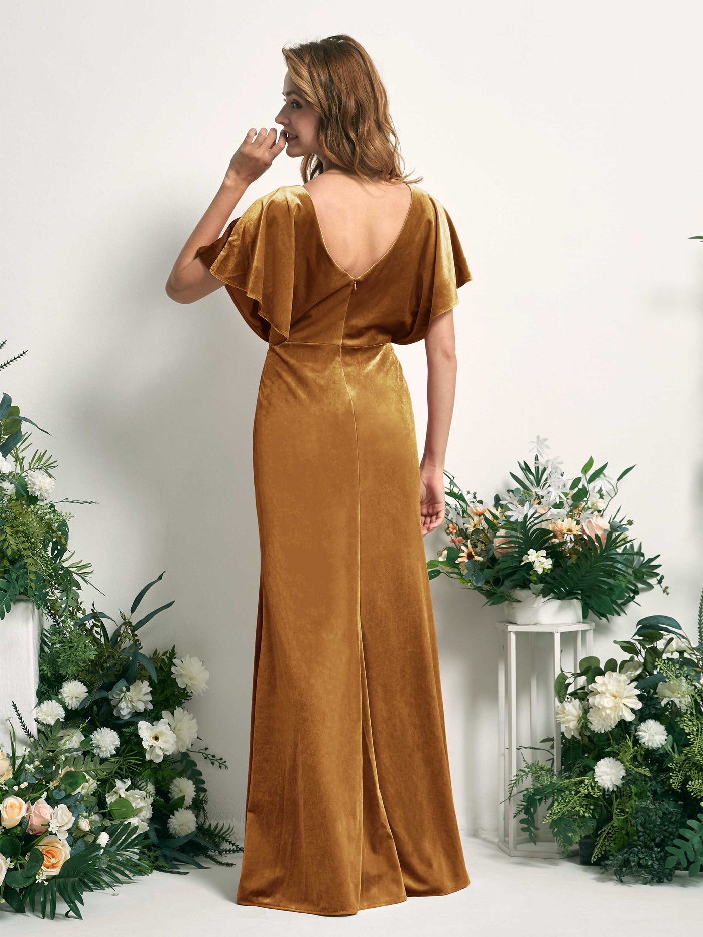 Carlyna Vestido sirena escote en V fruncido manga con vuelo terciopelo hasta el suelo Oro Bruñido #color_oro-bru-ido