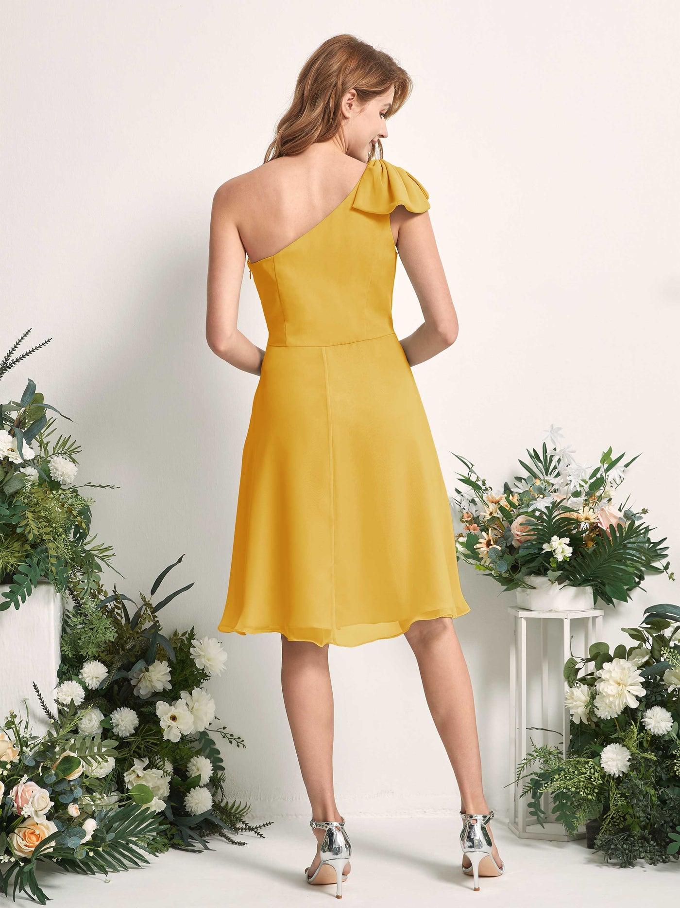 Carlyna Vestidos Línea A Un Hombro Skater de dama de honor Amarillo Mostaza #color_amarillo-mostaza