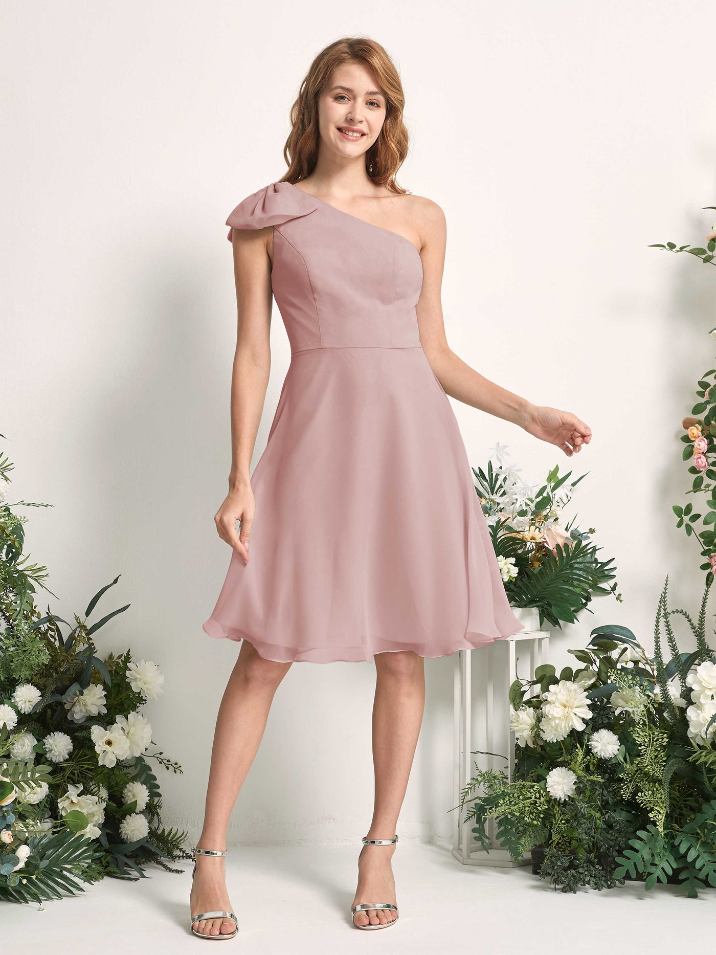 Carlyna Vestidos Línea A Un Hombro Skater de dama de honor Rosa Polvorienta #color_rosa-polvorienta