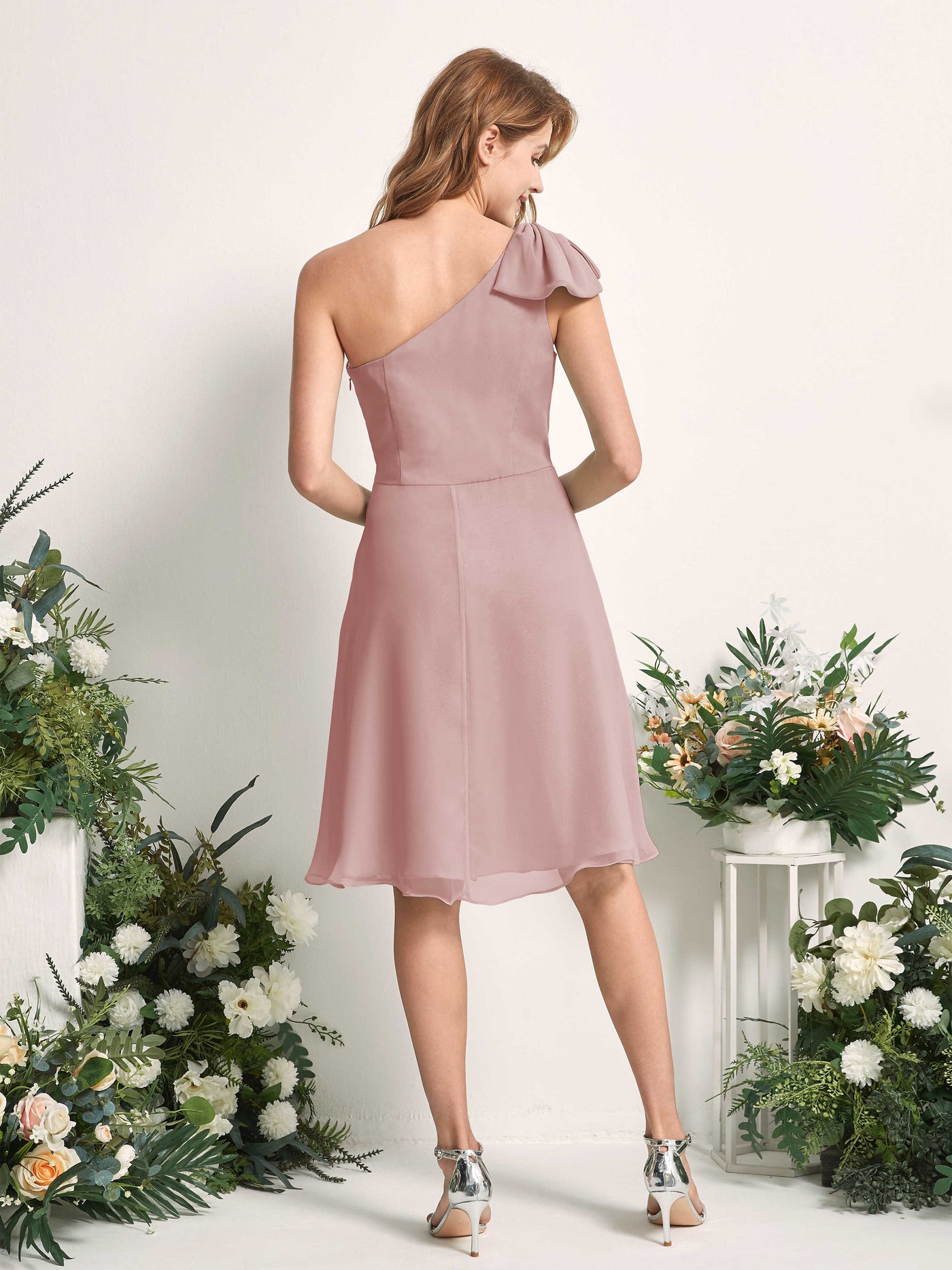 Carlyna Vestidos Línea A Un Hombro Skater de dama de honor Rosa Polvorienta #color_rosa-polvorienta