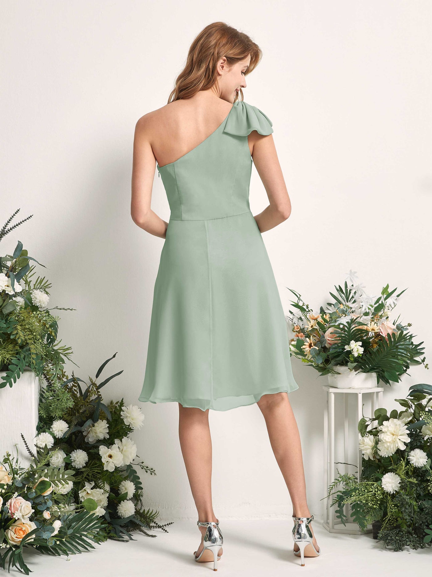 Carlyna Vestidos Línea A Un Hombro Skater de dama de honor Verde Salvia #color_verde-salvia